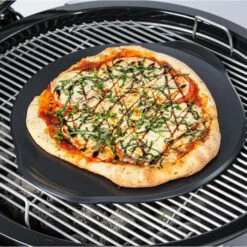Pierre à Pizza En Céramique Pour Barbecue Weber GBS Ø 46,4 Cm 5 Pierre à Pizza En Céramique Pour Barbecue Weber GBS Ø 46,4 Cm -Grill Passion Promos Boutique 8830 pierre a pizza ceramique ambiance 2 min