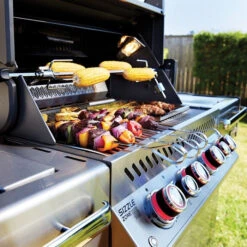 Rôtissoire Inox Pour Barbecue Napoleon Prestige PRO 500 Et Lex 485 -Grill Passion Promos Boutique pro500rsib 2 close up food on grill gas on napoleon grills 1