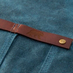 Tablier Barbecue Toile Waxée Alaskan Maker 547 - Bleu Canard -Grill Passion Promos Boutique tablier alaskan maker bleu canard 5